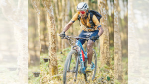 তিনশ কিলোমিটার পথ সাইকেল চালিয়েছি