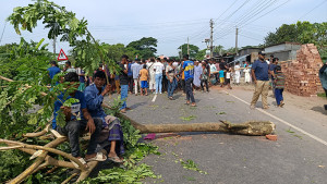 ফরিদপুর-৪ আসন পুনর্বিন্যাসের প্রতিবাদে সড়ক অবরোধ, যান চলাচল বন্ধ