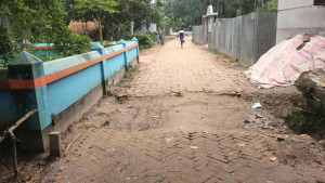 রাস্তায় ইট বিছানো নিয়ে দুই ঠিকাদারের ঠেলাঠেলি