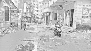 সড়ক ভাঙাচোরা, জমে থাকে পানি  সীমাহীন ভোগান্তি মানুষের
