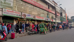 অন্য বাসের মতো বেতন না পাওয়ায় শ্রমিকদের ‘বিদ্রোহ’