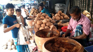 পূজায় আকাশচুম্বী নারকেলের দাম, নিম্ন-মধ্যবিত্তের নাগালের বাইরে