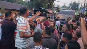 অভিযানে গিয়ে অবরুদ্ধ র‍্যাব, আসামি ছিনিয়ে নিল জনতা