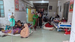 ১০ শয্যার বিপরীতে ভর্তি ১৪০ শিশু, চিকিৎসা চলছে করিডোর-মেঝেতে