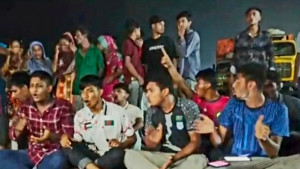 রাত পোহালেই পরীক্ষা, প্রবেশপত্র না পেয়ে মহাসড়ক অবরোধ শিক্ষার্থীদের