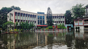 বৃষ্টিতে জলাবদ্ধ কুমিল্লা নগরী, বিদ্যুৎবিহীন কেন্দ্রে বিকল্প উপায়ে এসএসসি পরীক্ষা