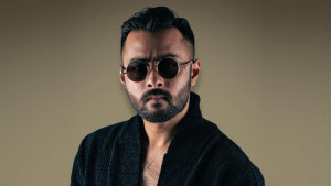 নিরাশায় হৃদয় যখন দিশেহারা, তখনই জীবনে আসে এক তরুণী