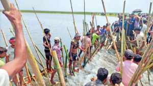 হাজারো কৃষকের চেষ্টায় বাঁধ রক্ষা