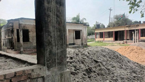মাঠ ও শ্রেণিকক্ষে নির্মাণসামগ্রী খেলাধুলা, পাঠদান ব্যাহত
