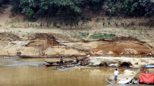 জমি কেটে বালু সংগ্রহ, নদীতে ভাঙন