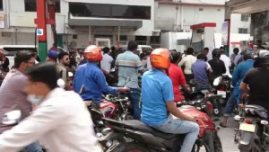 পাম্পে দীর্ঘ অপেক্ষা ক্লান্তিকর হয়ে উঠছে