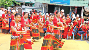 বিজু-সাংগ্রাই-বৈসু উপলক্ষে রাঙামাটিতে  বর্ণাঢ্য শোভাযাত্রা