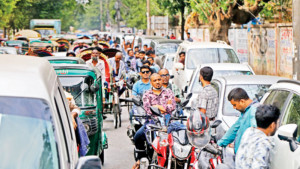 জ্বালানির খোঁজে থমকে থাকা নগরী