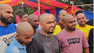 অসুস্থ বন্ধুর মন ভালো রাখতে যুবকদের কাণ্ড