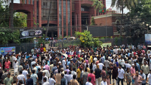 ফুটপাতে বিকেল থেকে বসতে চান হকাররা