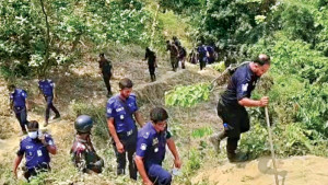 পাহাড়ে সাত গ্রামের ১০ হাজার মানুষ আতঙ্কে