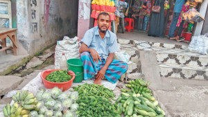 মাদ্রাসায় বেতন নেই, তাই সবজি বিক্রি