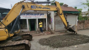 হাঁটুপানিতে সড়ক ঢালাই, তোপের  মুখে ঠিকাদার