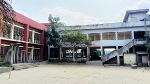 ৩১৩ জন শিক্ষার্থীর জন্য তিনজন শিক্ষক