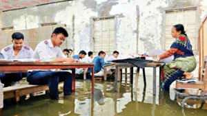 মৌসুমের প্রথম বৃষ্টিতেই  চট্টগ্রামে কোমরপানি