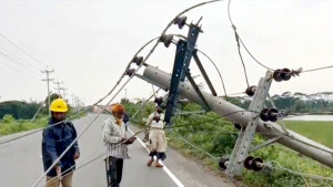 ঝড়বৃষ্টিতে বিদ্যুৎ বিচ্ছিন্ন ১৭ উপজেলার মানুষ