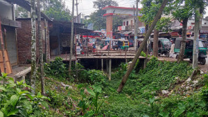 প্রবাহ হারানোয় দুর্ভোগে কৃষক, বন্ধ হচ্ছে বোরোর আবাদ