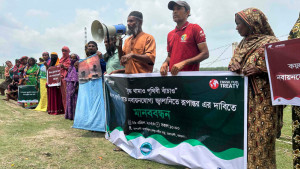 নবায়নযোগ্য জ্বালানিতে রূপান্তরের দাবিতে মানববন্ধন তাপবিদ্যুৎ কেন্দ্রের সামনে মানববন্ধন 