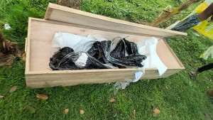 নান্দাইলে সড়কের পাশে পড়েছিল খালি কফিন