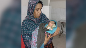 নববর্ষে কন্যা সন্তানের আগমনে খুশিতে আত্মহারা পরিবার 