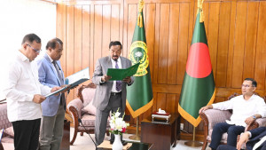 প্রধানমন্ত্রীর উপস্থিতিতে নবনির্বাচিত দুই এমপির শপথ গ্রহণ