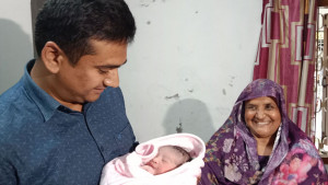 কোলজুড়ে ফুটফুটে শিশু, ক্লিনিকে আনন্দের বন্যা 