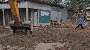 হাঁটু পানিতে সড়ক ঢালাই, তোপের মুখে ঠিকাদার