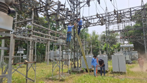 ঘোড়াশালে নিরাপত্তা প্রহরীকে অস্ত্র ঠেকিয়ে বিদ্যুৎ উপ-কেন্দ্রের যন্ত্রাংশ লুট