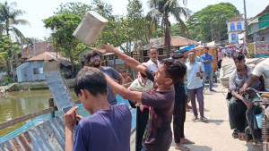 গুদামে দখলে এসে মরিচের গুঁড়া ছিটিয়ে হামলা