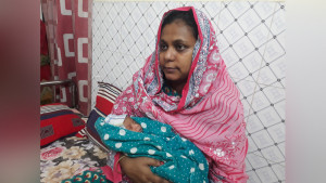 প্রথম সন্তানের মুখ দেখে আনন্দে অশ্রুসজল বাবার চোখ 