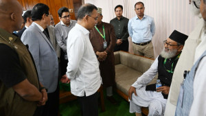 সংসদে অসুস্থ হয়ে পড়া বিরোধী দলীয় এমপির খোঁজ নিলেন প্রধানমন্ত্রী তারেক রহমান