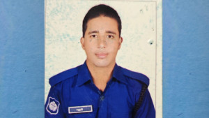 নিজের মাথায় গুলি চালিয়ে পুলিশ সদস্যের আত্মহত্যা