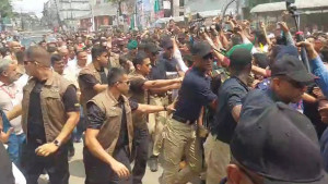 বগুড়া সার্কিট হাউস থেকে হেঁটে আদালতে গেলেন প্রধানমন্ত্রী