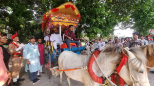 ঘোড়ার গাড়িতে করে অধ্যক্ষকে ব্যতিক্রমী আয়োজনে রাজকীয় বিদায়