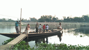 জ্বালানি সংকট : শ্যালো ইঞ্জিনের নৌকা চলছে দড়ি টেনে