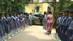 ইউএনওকে স্বাগত জানাতে সড়কে শিশু শিক্ষার্থীরা