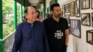 কলকাতায় পা রেখেই নেতাজির বাড়িতে সানি দেওল