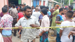 তালাবদ্ধ গ্যারেজে রক্তাক্ত লাশ, ভাঙা লকার ঘিরে রহস্য