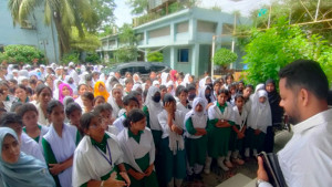 প্রধান শিক্ষকের অপসারণ দাবিতে শিক্ষার্থীদের বিক্ষোভ