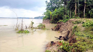 এক রাতে বিলীন ১১ বসতঘর খোলা জায়গায় নিঃস্ব পরিবার
