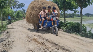 সীমান্তের কাঁচা সড়কে সীমাহীন জনদুর্ভোগ