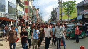 অভিযানের প্রতিবাদে অবরোধ এমপির হস্তক্ষেপে সমাধান