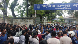 বালু উত্তোলন, চ্যানেল চার্জ আদায় নিয়ে বিএনপির দুই পক্ষ মুখোমুখি