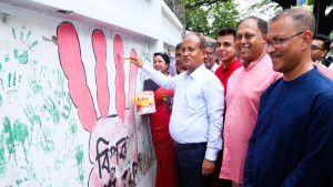ঢাবিতে জুলাই গ্রাফিতি সংরক্ষণে পুনর্লিখন কার্যক্রম শুরু