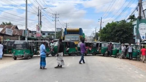 গ্যাসের জন্য রাতভর অপেক্ষা, অটোরিকশাচালকদের সড়ক অবরোধ